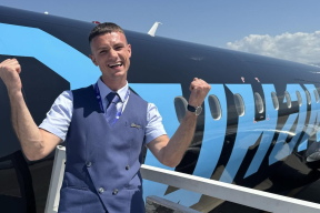 «Ты был прекрасен, как Иисус». Бортпроводник «Белавиа» стал звездой Тредса